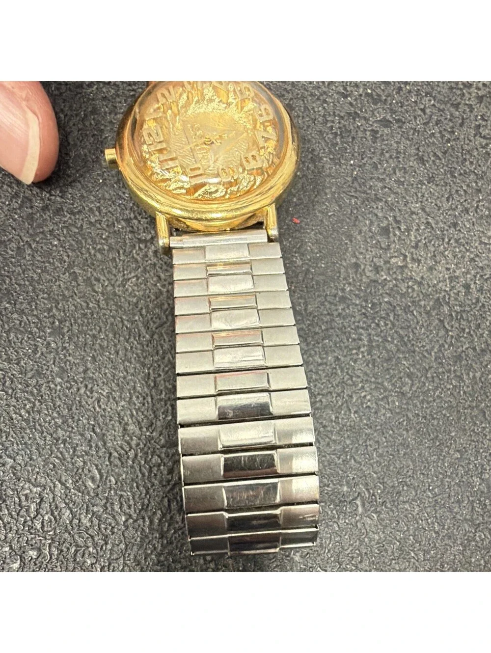 GUESS Inc. Vintage Women's Quartz Analog Gold Dial Silver Stretch Bracelet
